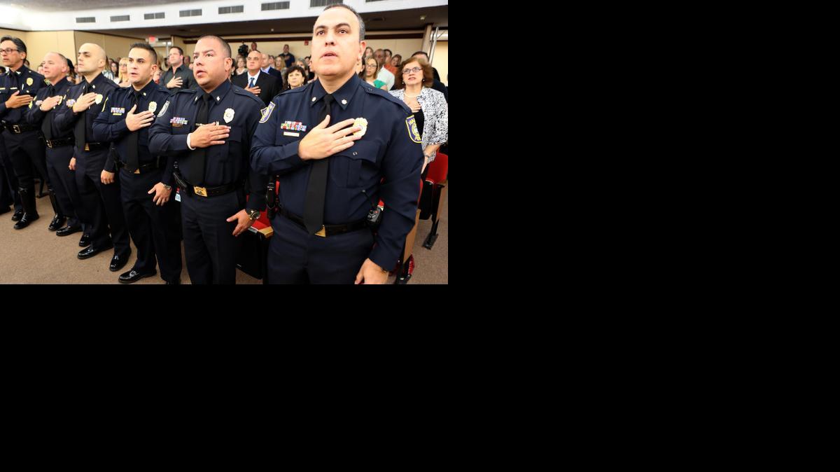 
El grupo de oficiales de la Policía de Hialeah el martes durante el acto de promoción y de presentación de nuevos agentes.


