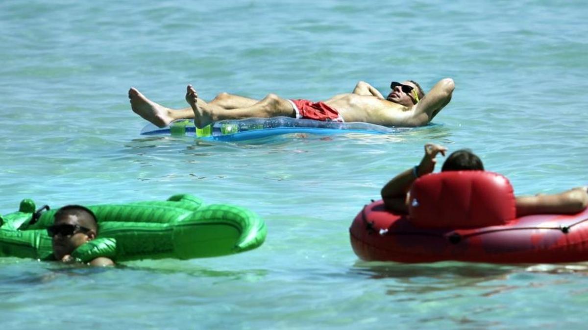 Un hombre se relaja durante el festival Floatopia Miami, en donde la gente trae sus objetos flotadores y arman una fiesta en las aguas del South Pointe Park de Miami Beach. Foto del sábado 8 de septiembre del 2012.