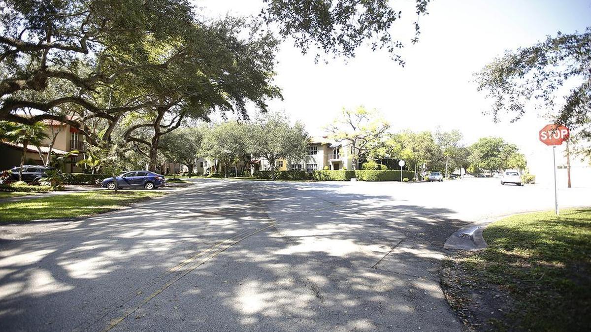 En esta intersección de Coral Gables fue donde ocurrió el tiroteo que dejó un saldo de dos personas heridas el sábado en la noche.