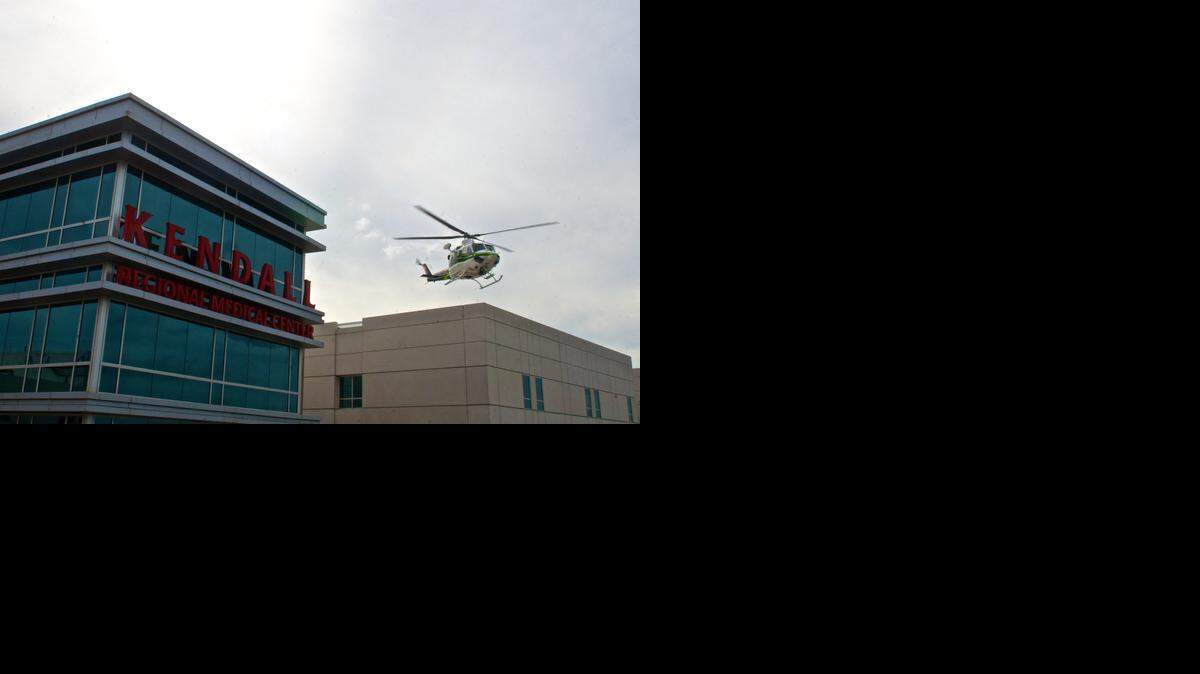 
Un helicóptero de rescate de Miami-Dade despega del techo del centro de traumas del hospital Kendall Regional Medical Center, en esta foto de archivo.
