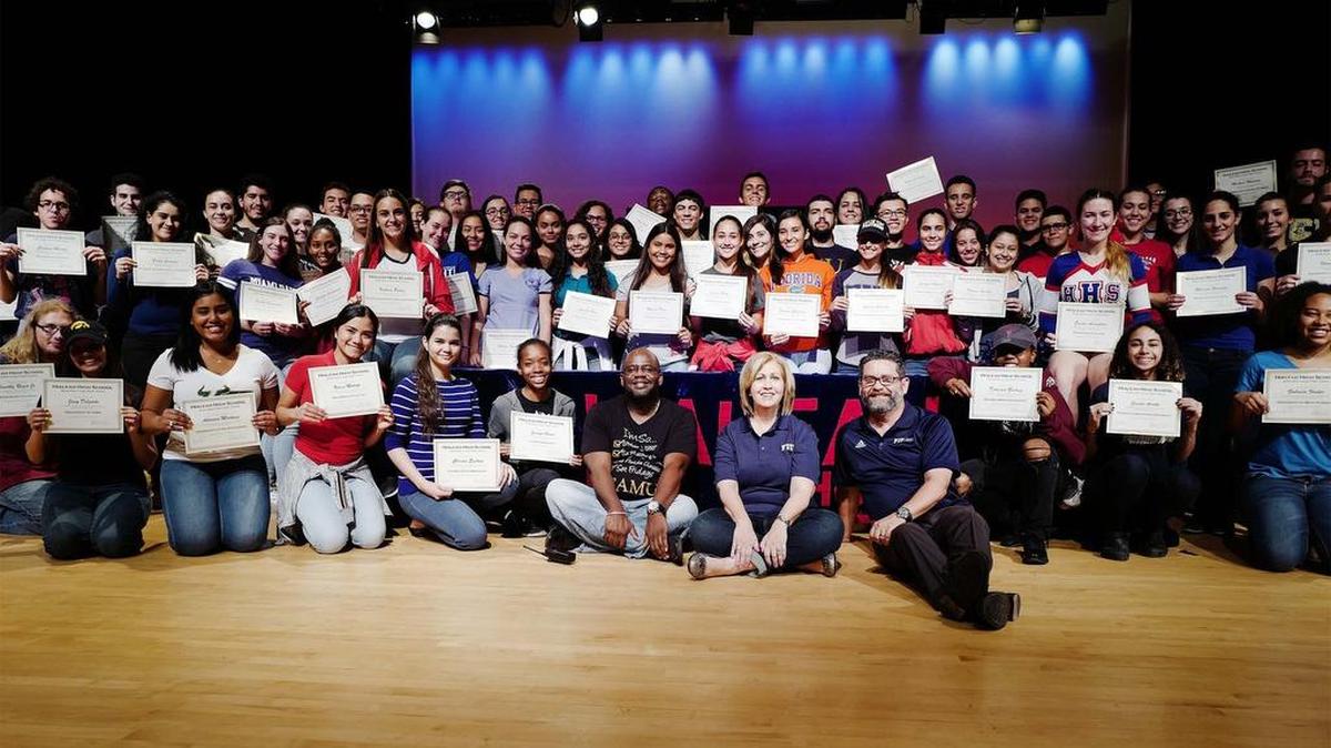 Estudiantes y maestros durante una ceremonia en la Hialeah High School el 27 de abril de 2017.