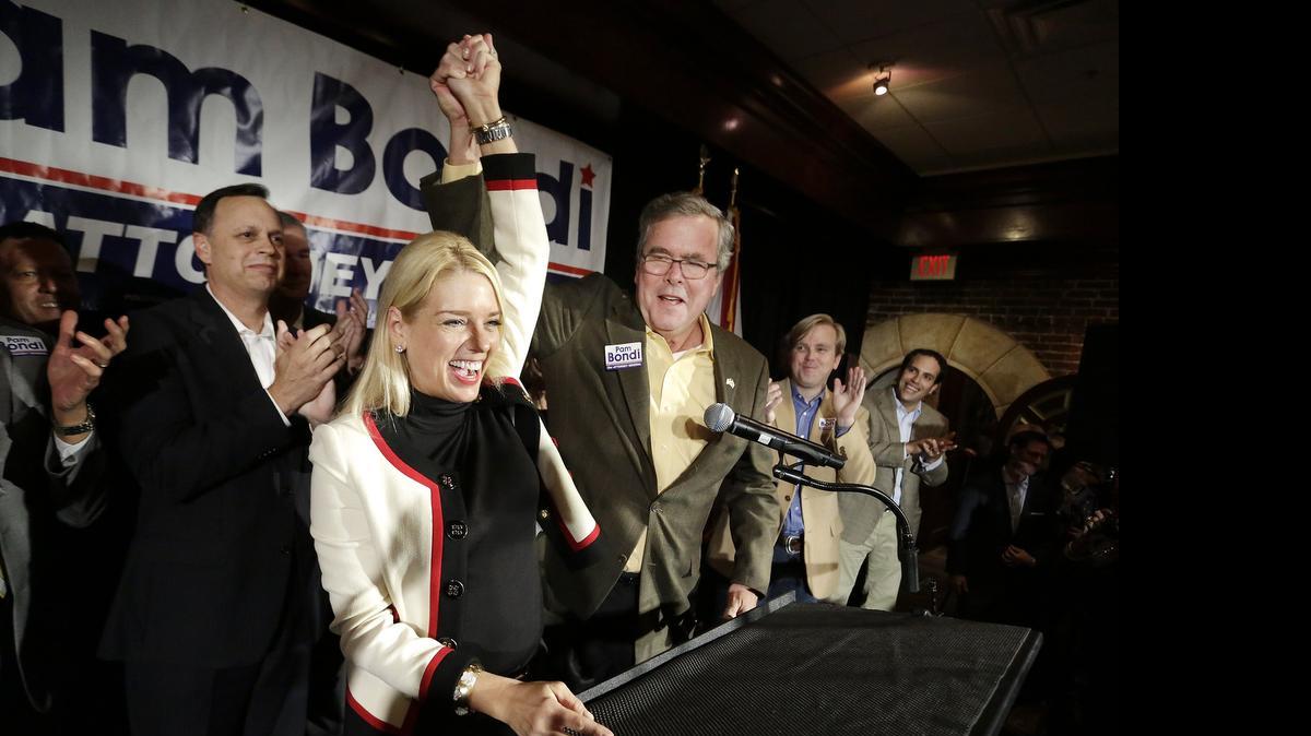
El ex gobernador Jeb Bush apoyó a la fiscal general de la Florida, Pam Bondi, durante su campaña de reelección el año pasado. Ahora Bondi le devuelve el favor apoyando a Bush para la nominación presidencial del Partido Republicano. 
