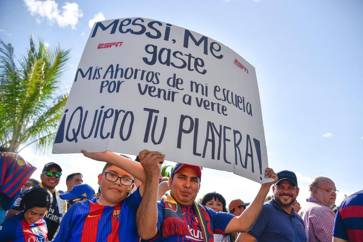 Jan Arteaga espera el partido entre el FC Barcelona y el Real Madrid en Miami, el sábado 29 d ejulio del 2017.