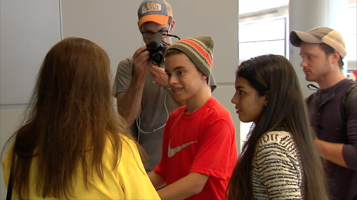 Valerie y Mathew Trevi, de 15 y 13 años de edad, respectivamente a su llegada al Aeropuerto de Miami.