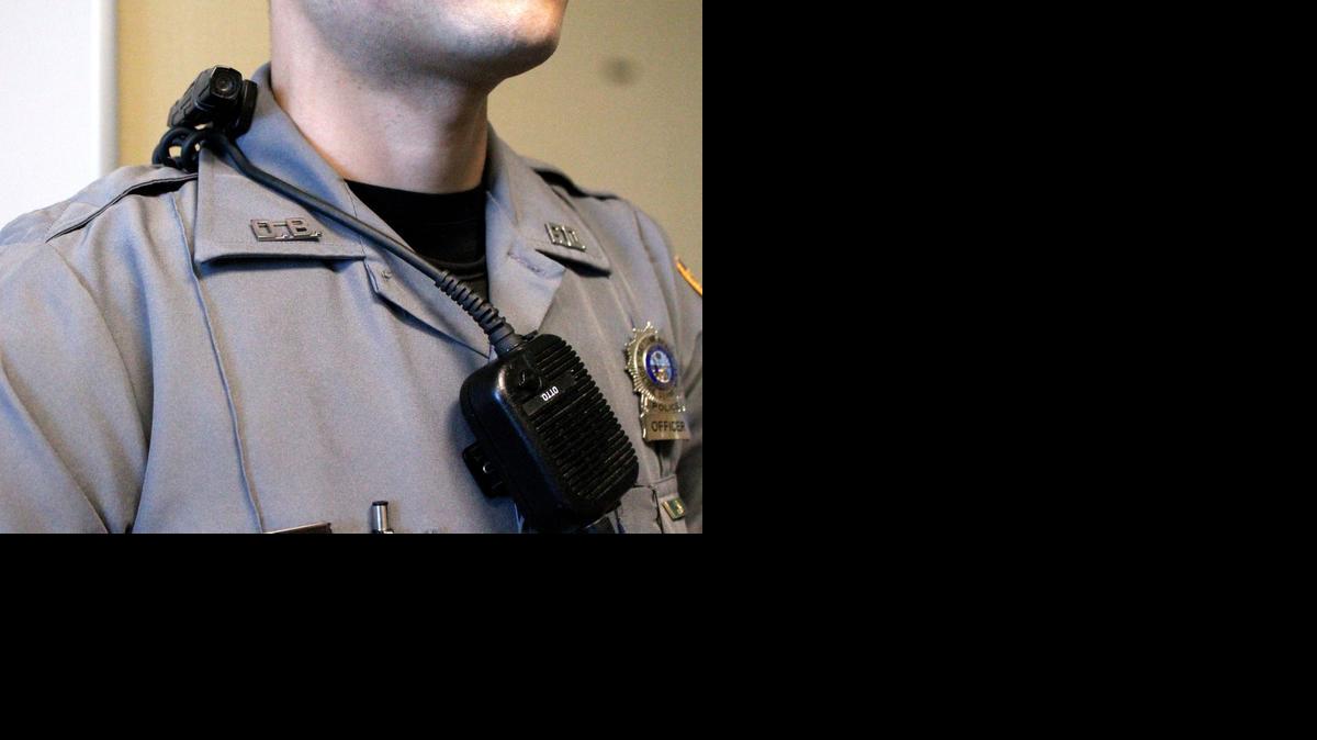 
El oficial Michael Calatano, del Departamento de Policía de Daytona Beach, usando la nueva tecnología de las cámaras personales. La policía de Daytona Beach empezó a usar las cámaras en el 2012, lo que la convierte en uno de los departamentos con más experiencia de la Florida en los dispositivos.


