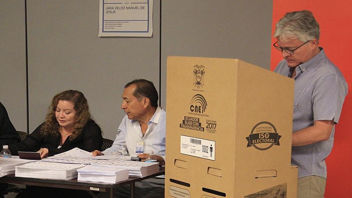 Jorge Constain, residente en Miami, sufraga en el centro de votación en la Universidad Albizu en Doral, en las elecciones de Ecuador en febrero pasado.