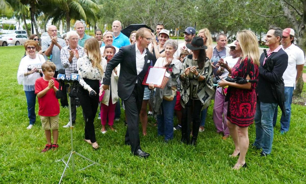 El Comisionado de Miami Beach, Michael Grieco, realizó una conferencia de prensa el lunes 31 de julio de 2017 para anunciar que está dejando su candidatura para la alcaldía. En su lugar, buscará regresar a su actual puesto de comisión.