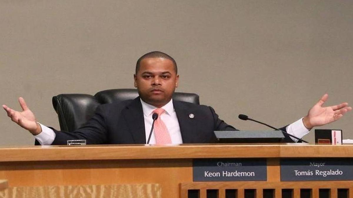 El comisionado Keon Hardemon.