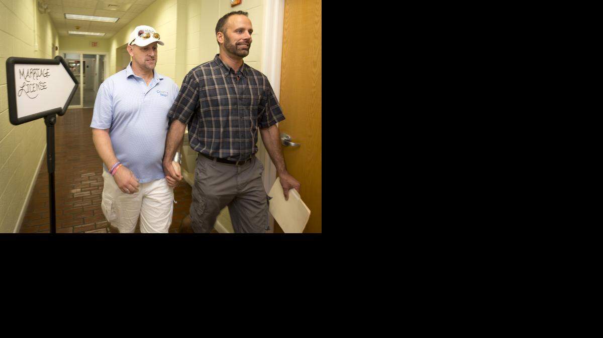
William Lee Jones, izquierda, y Aaron Huntsman, salen de la corte del condado Monroe luego de completar una solicitud de licencia matrimonial.


