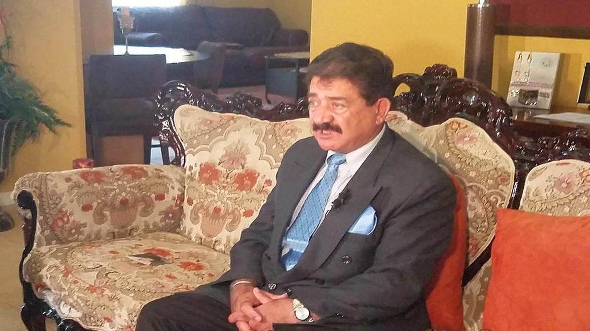 Seddique Mateen habla con la prensa desde su casa en Port St. Lucie el lunes 12 de junio.