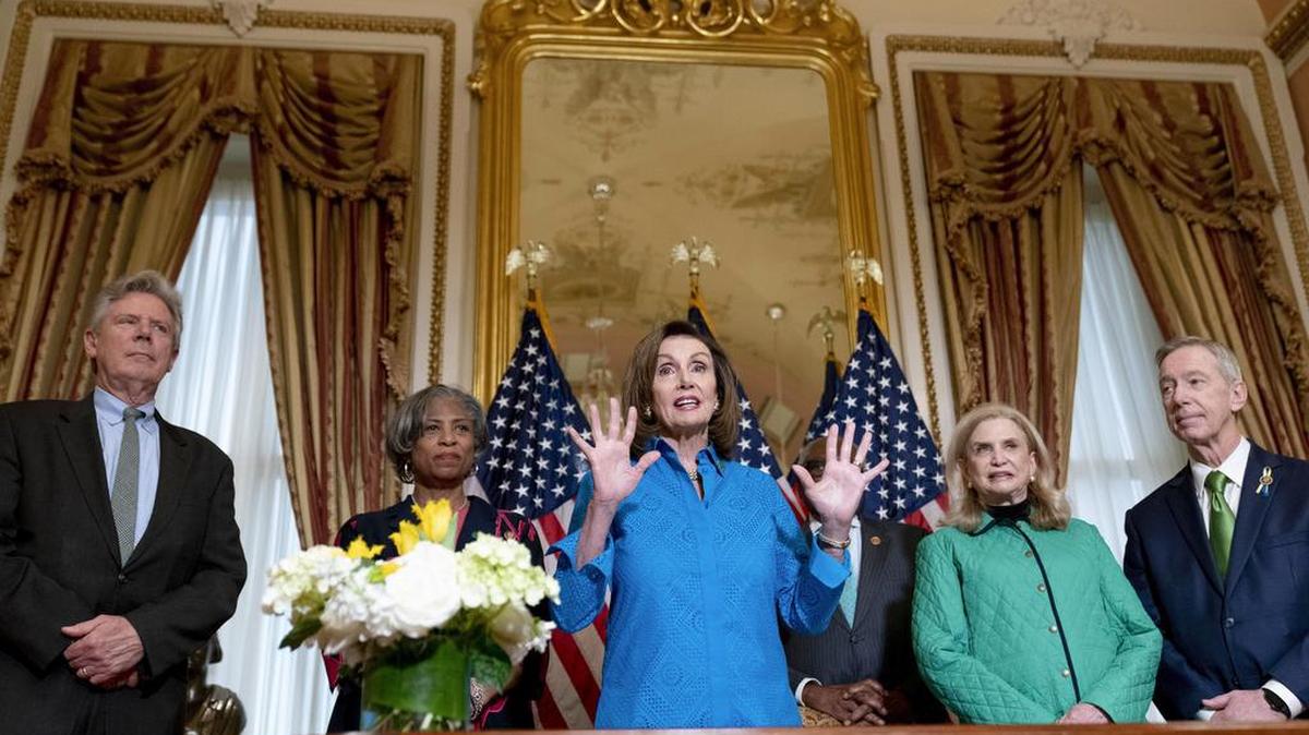 La presidenta de la Cámara de Representantes, Nancy Pelosi, centro, habla durante una ceremonia en el Capitolio de Washington,D.C., el jueves 17 de marzo del 2022.