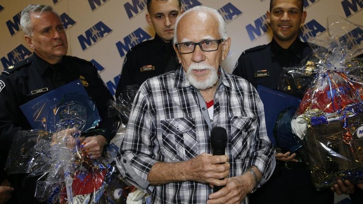 Los agentes Henry Ulrich (izq.), Andrew Checchia (centro) y Johan Candelaria escuchan a Alberto Núñez Gutiérrez agradecerles por salvar su vida en julio.