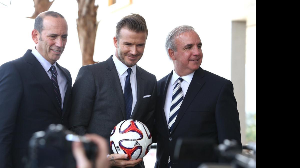 
David Beckham, al centro, junto al comisionado de la MLS Don Garber (izquierda) y el alcalde de Miami Dade Carlos Gimenez en el 2014. 

