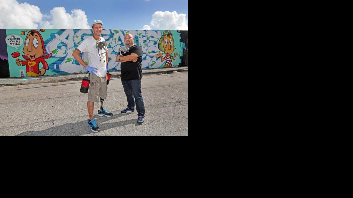
Jorge Cuartas (izq.) y Luis Berros pintaron un mural en homenaje al recién fallecido comediante mexicano, Chespirito, donde muestran dos de sus personajes: el Chavo del 8 y el Chapulín Colorado. 
