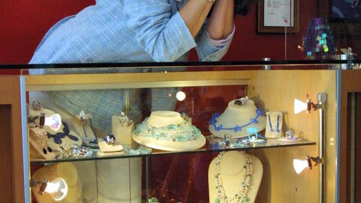 
La venezolana Bárbara Palacios, Miss Universo 1986, en su tienda de joyas en Weston, en julio del 2004.


