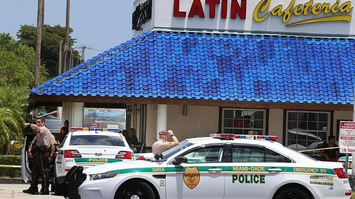 Oficiales de la Policía de Miami Dade investigan la escena de un tiroteo que dejó a dos mujeres después de que un hombre les disparara dentro de un restaurante ubicado en 7360 Coral Way.