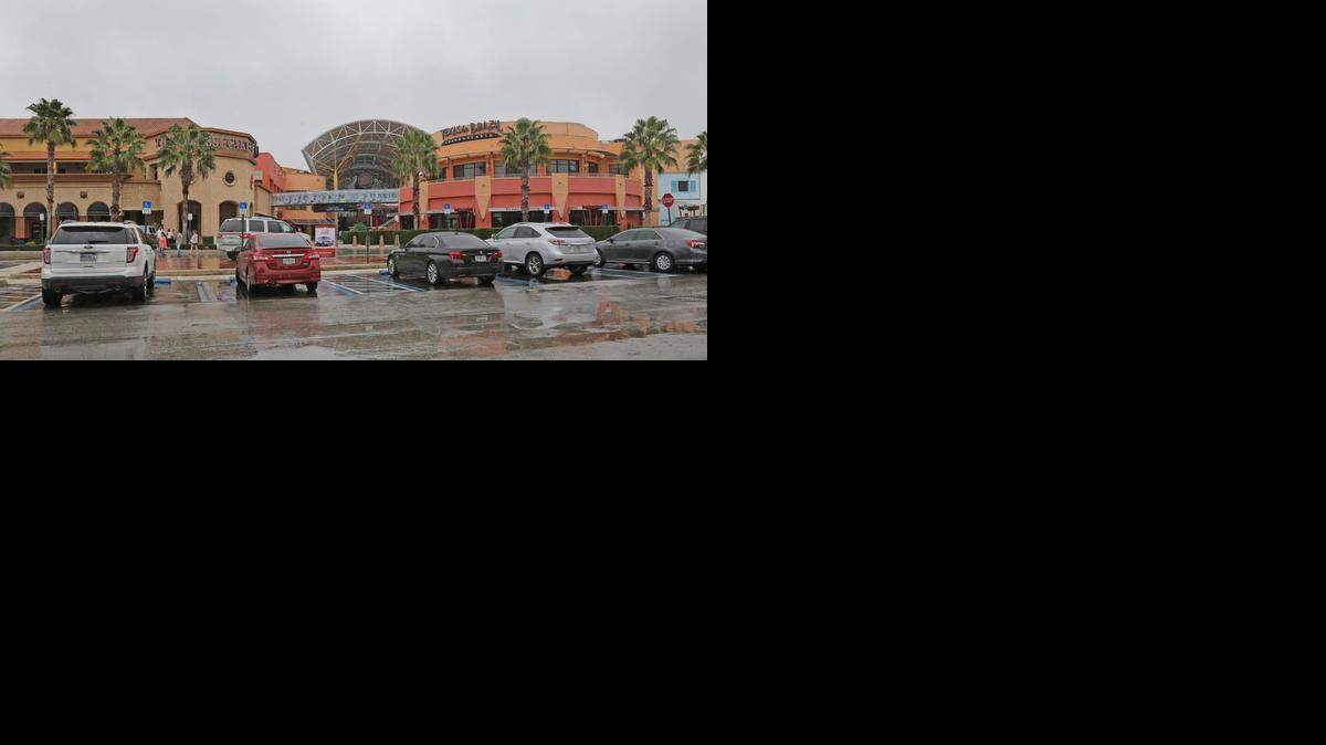 
El estacionamiento del Dolphin Mall en Doral es uno de los lugares donde dicen se acusa al agente de ICE Juan Felipe Martínez de recibir sobornos.



