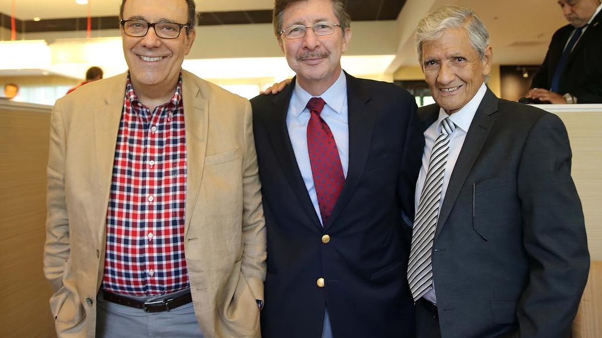 EL ESCRITOR y columnista cubano Carlos Alberto Montaner (izq) y el ex prisionero político cubano Armando Valladares (der) flanquean al ex ministro boliviano Carlos Sánchez Berzáin, director del Instituto Interamericano para la Democracia.