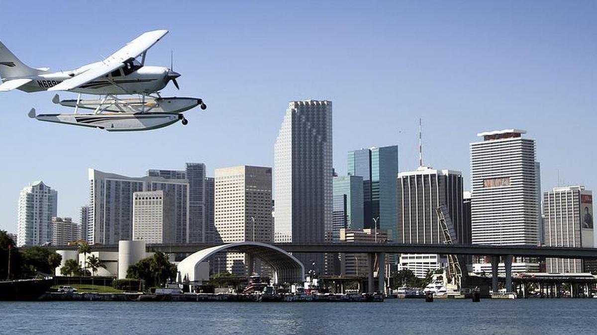 
Un hidroavión a punto de acuatizar en la Bahía de Biscayne junto a la Isla Watson, frente al downtown de Miami.

