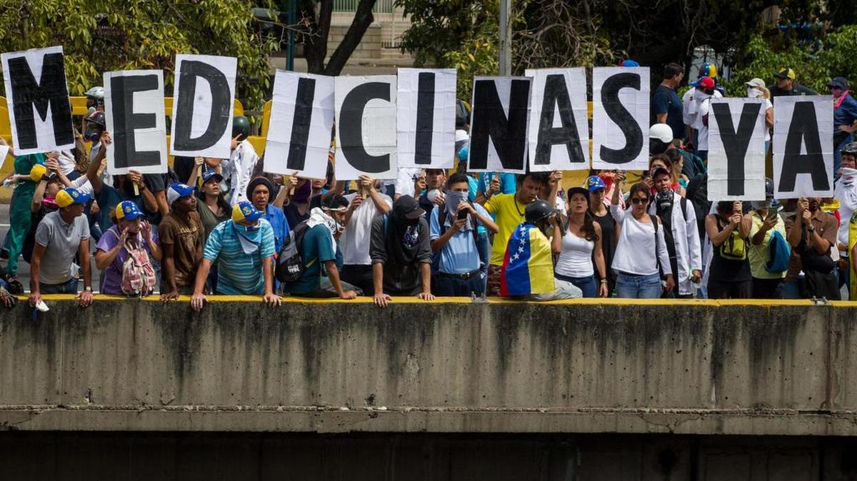Opositores participan en una manifestación el lunes 22 de mayo de 2017, en Caracas, Venezuela. Médicos y trabajadores del sector salud en Venezuela se congregaron en sendas marchas a favor y en contra del proceso de una nueva Asamblea Constituyente.