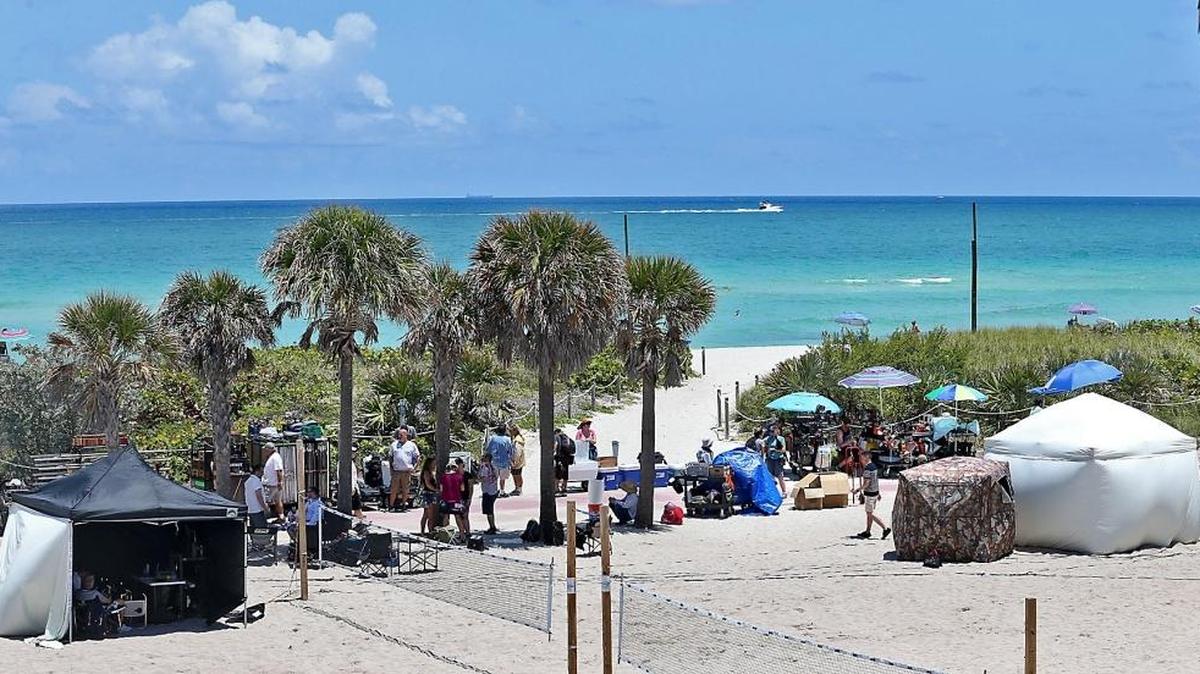Personal de filmación en Miami Beach, cerca de la Calle 72, en una imagen del 4 de mayo del 2017, para una próxima serie de FX sobre el asesinato de Gianni Versace.