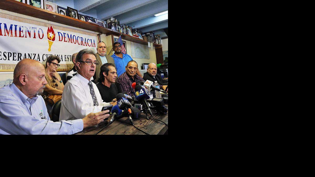 
Ramon Saul Sánchez (segundo a la izquierda), vocero del ‘Movimiento Democracia’, habla con la prensa en La Pequeña Habana sobre el hundimineto de una embarcación cubana.


