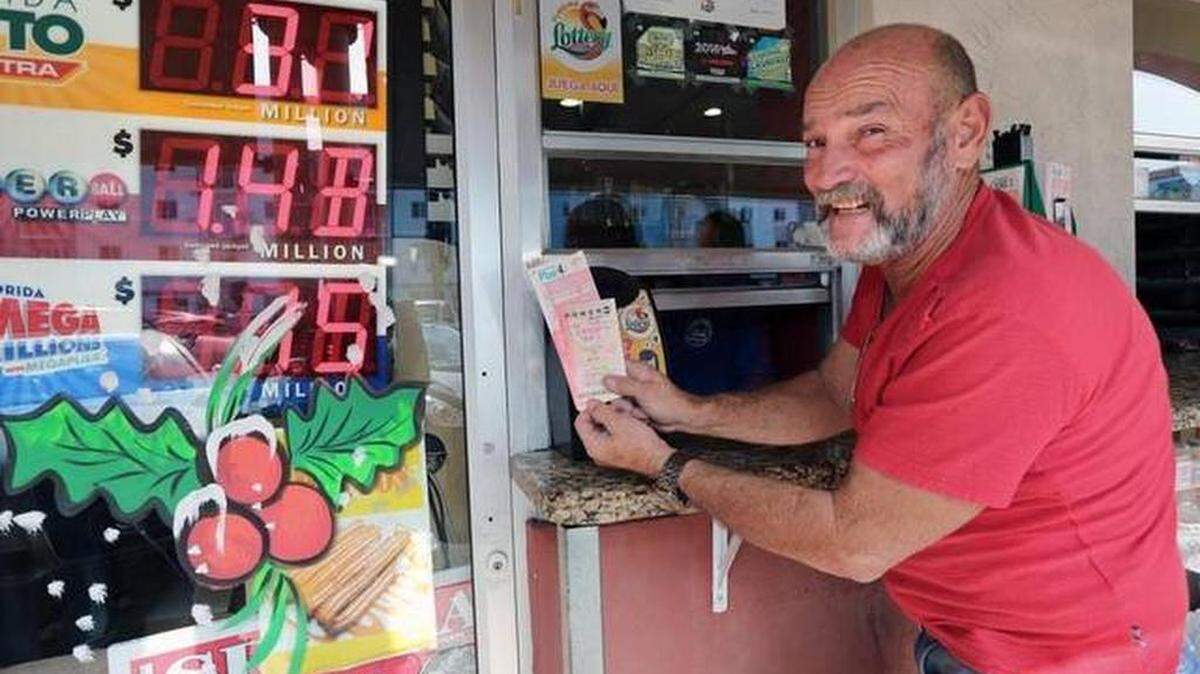 Marcelo Ortega compra boletos de Powerball el lunes en Caribe Restaurant and Market en Miami. C.M. GUERRERO CMGuerrero@elNuevoHerald.com