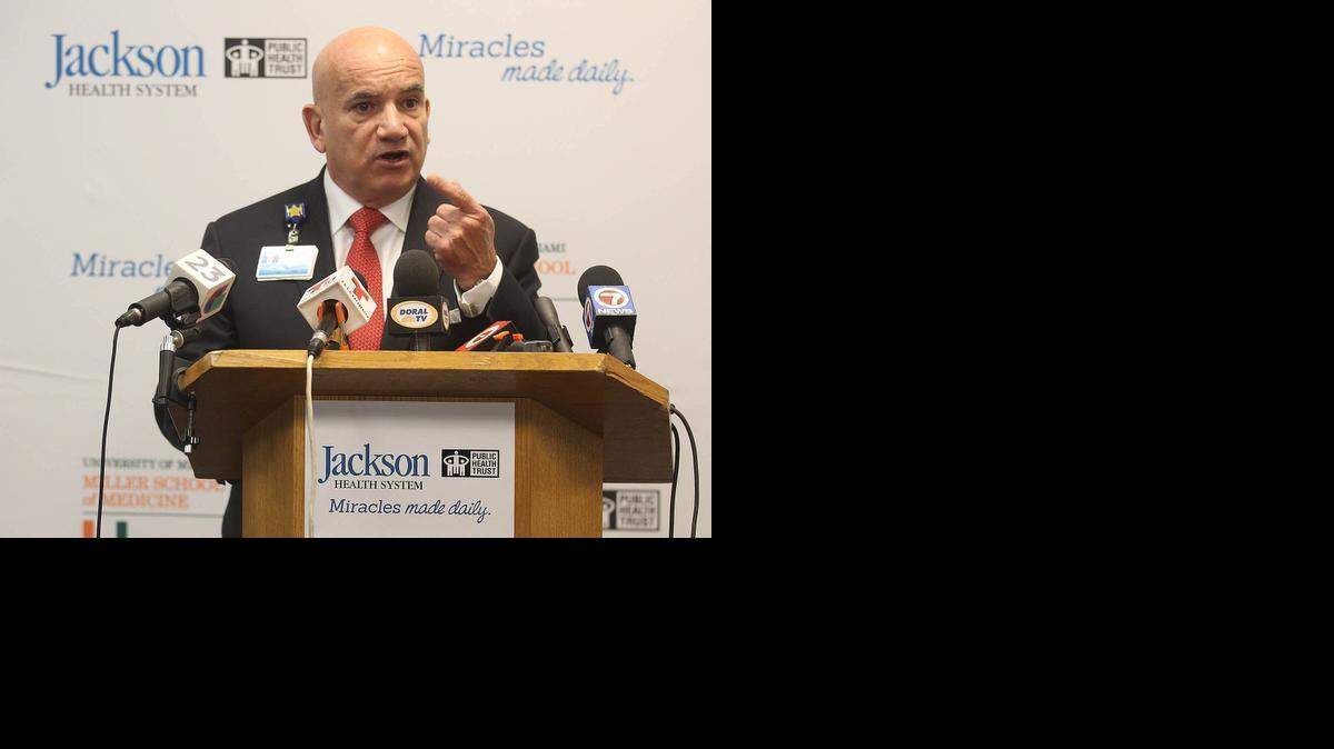 
Carlos Migoya, presidente de Jackson Health System, junto a miembros de la junta directiva y autoridades locales, anunció el viernes un plan para abrir un hospital en el oeste de Miami-Dade.


