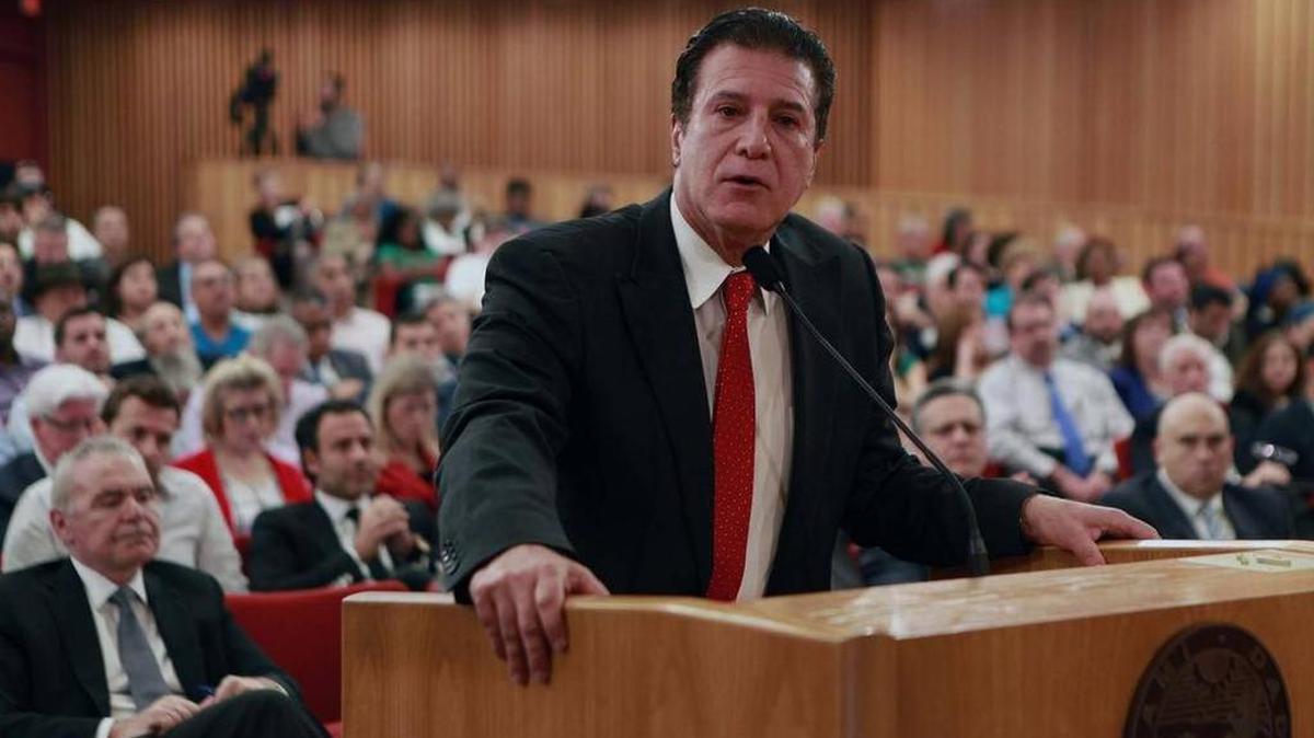 Carlos Hernández, alcalde de Hialeah, durante una audiencia en la Comisión del Condado Miami-Dade el 25 de enero del 2017.