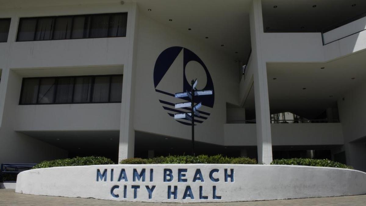 En junio del 2016, los comisionados de Miami Beach votaron unánimemente para establecer un salario mínimo municipal más alto que el mínimo estatal.