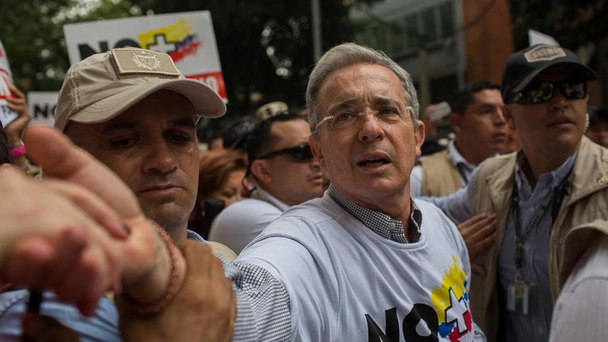 El expresidente colombiano, Alvaro Uribe, en una demonstración en Medellín en abril en contra del proceso de paz. greets supporters during an April 2 demonstration in Medellin against the peace process.