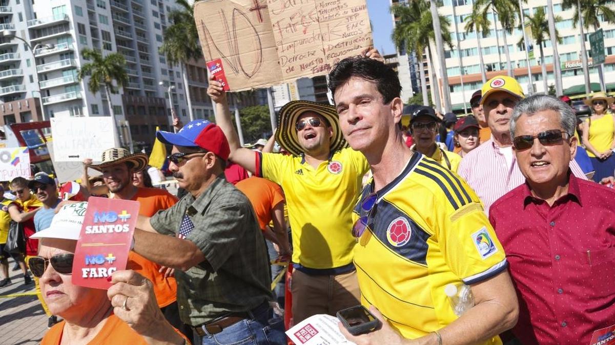 Luis Velásquez (centro) fue uno de los tantos colombianos que vistió la camiseta de la Selección Colombia en la protesta Todos a la Calle.