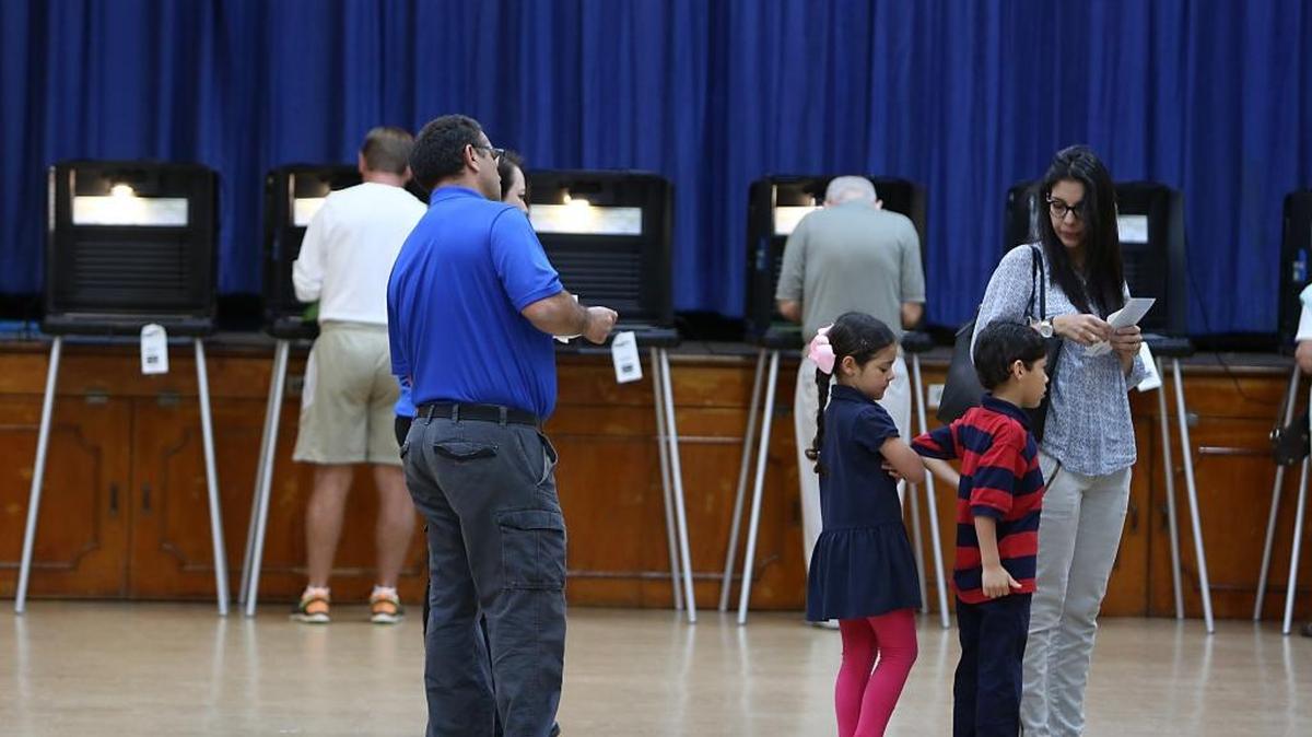 En Miami Shores, Ana Fernández de Castro fue a votar en las primarias presidenciales con sus gémelos Abigail y Benjamin.
