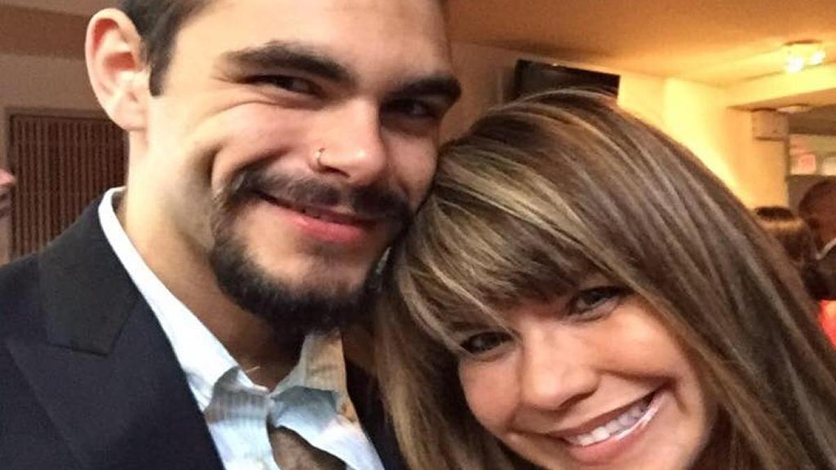 De izquierda a derecha, Michael Zaldúa junto a su madre, Ellie Sabina.
