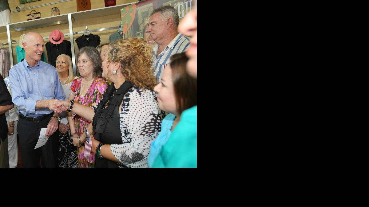 
El gobernador Rick Scott saluda a los presentes durante el evento en “The Guayabera Lady Clothing Store” este miércoles.


