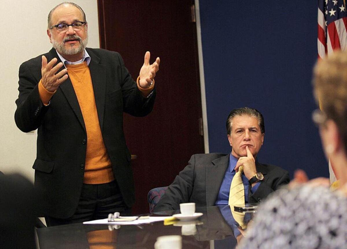 El director de Obras Públicas de Hialeah, Armando Vidal (izq), y el alcalde Carlos Hernández en una foto de archivo de noviembre del 2014.