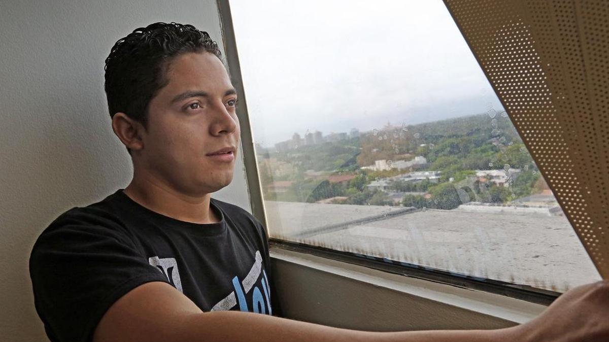 Brady Cano admira la vista desde una ventana en la oficina de su abogado. El joven está feliz de haber logrado obtener la residencia.