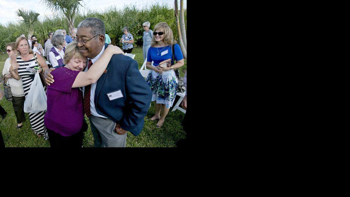 
Sincero agradecimiento: Ruth Reynard abraza a Juan Tamayo el domingo en el sur de Miami-Dade. Reynard tenía 4 años cuando fue rescatada por Tamayo después de que su familia fue tomada como rehén por guerrilleros congoleños y rescatada por los cubanos que trabajan para la CIA.
