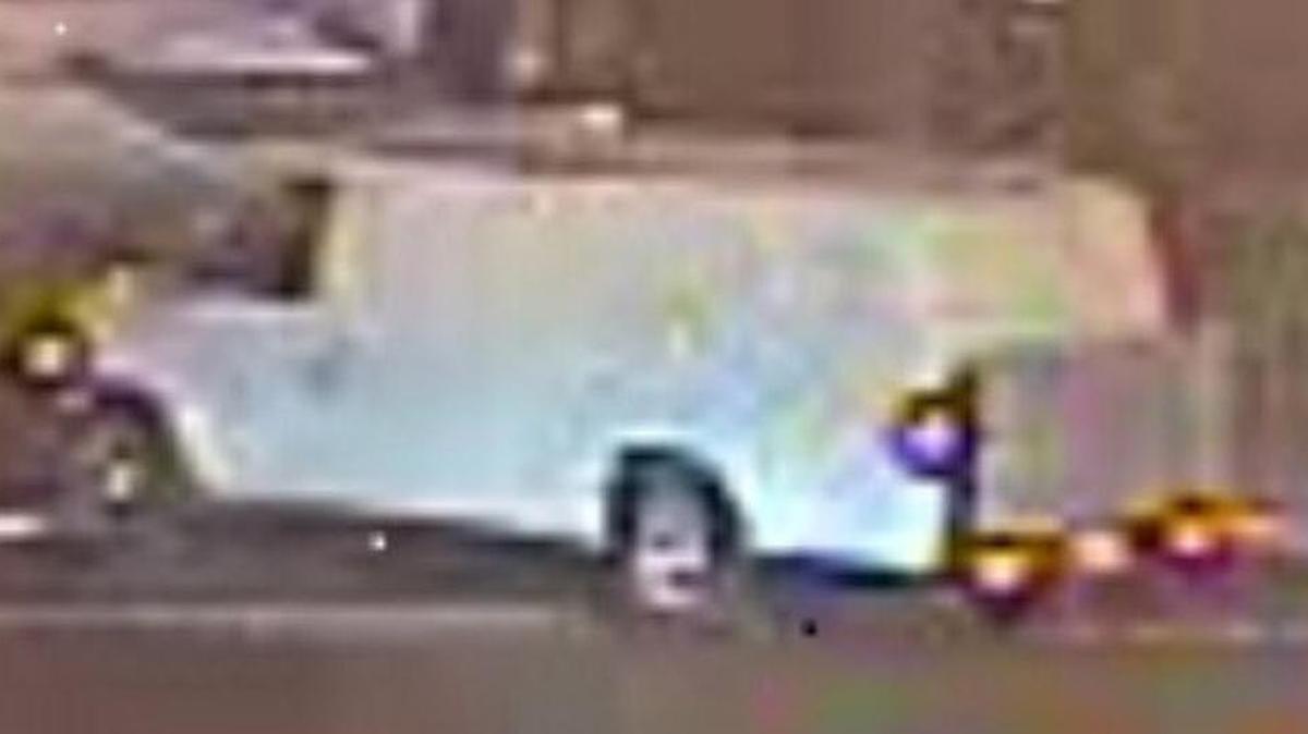 La policía de Miami está buscando esta camioneta que no respetó una luz roja y causó un accidente en el que resultó herido un bebé de 22 días de nacido.