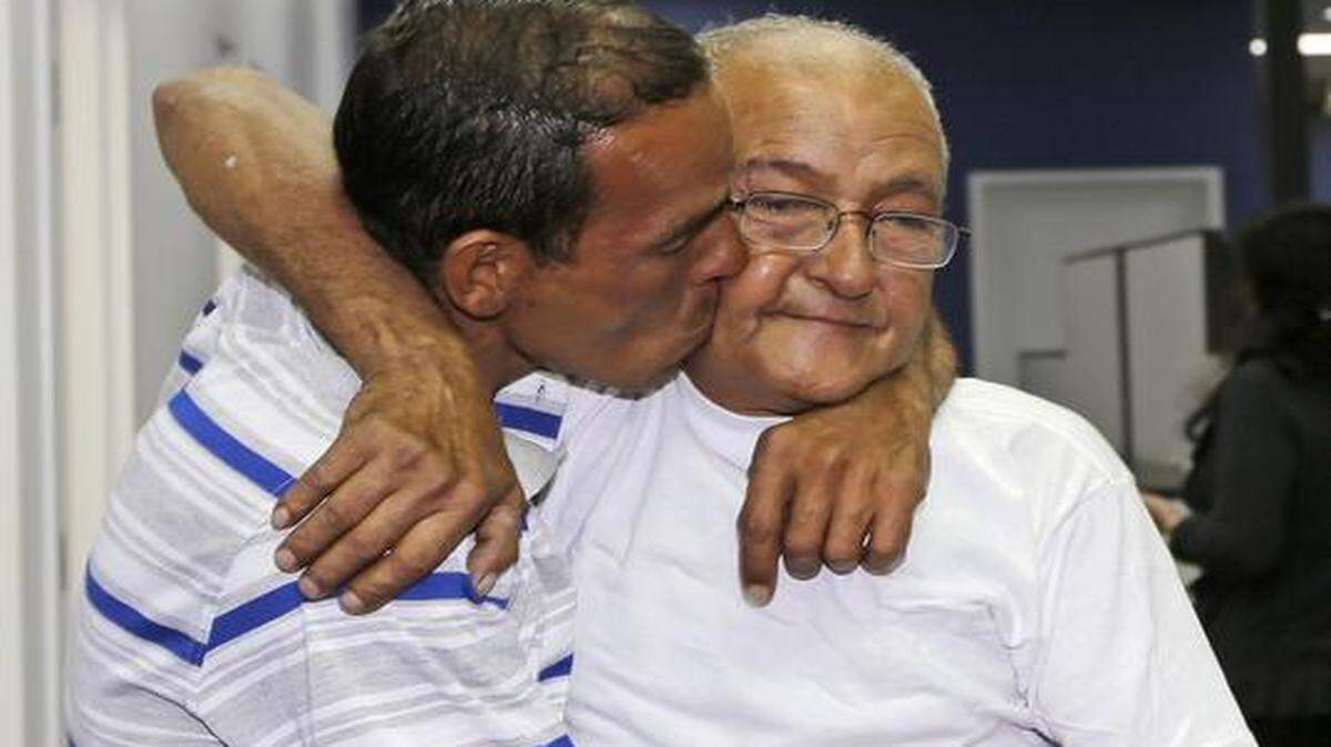 
Rafter Joel Moreno (izq.), uno de los balseros cubanos rescatados, besa a su padre Luis Felipe Moreno, quien llegó de Cuba durante el éxodo del Mariel en 1980.


