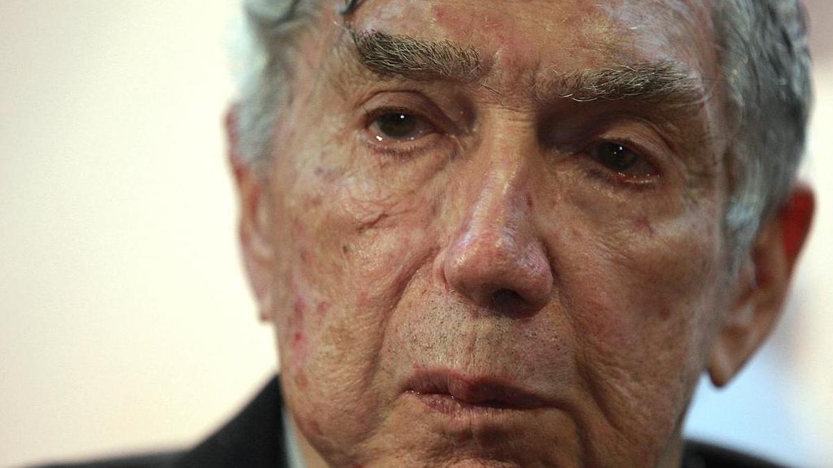 
Luis Posada Carriles ( Centro ), contesta preguntas de los periodistas en las oficinas de su abogado, Arturo Hernandez, en el SW de Miami el miercoles, 13 de abril de 2011. 
