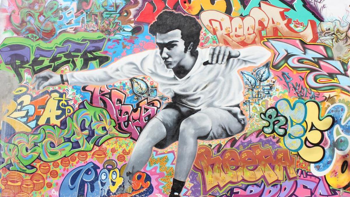 
Diez artistas se unieron para pintar esta muralla en homenaje al artista fallecido Israel Hernandez-Llach “Reefa”.
