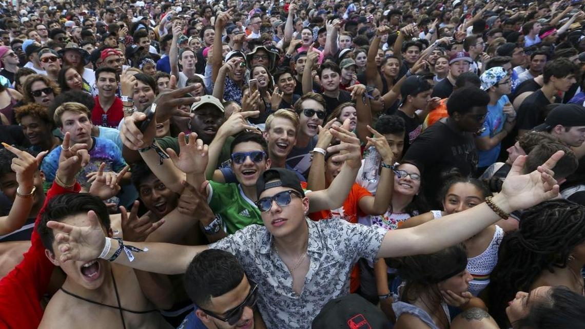 Un grupo de personas asiste a un concierto en Bayfront Park en el downtown de Miami, en mayo del 2017.