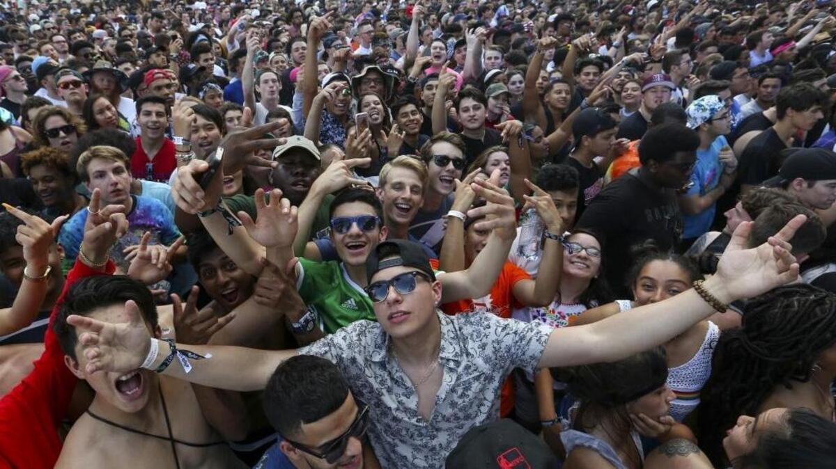 Un grupo de personas asiste a un concierto en Bayfront Park en el downtown de Miami, en mayo del 2017.