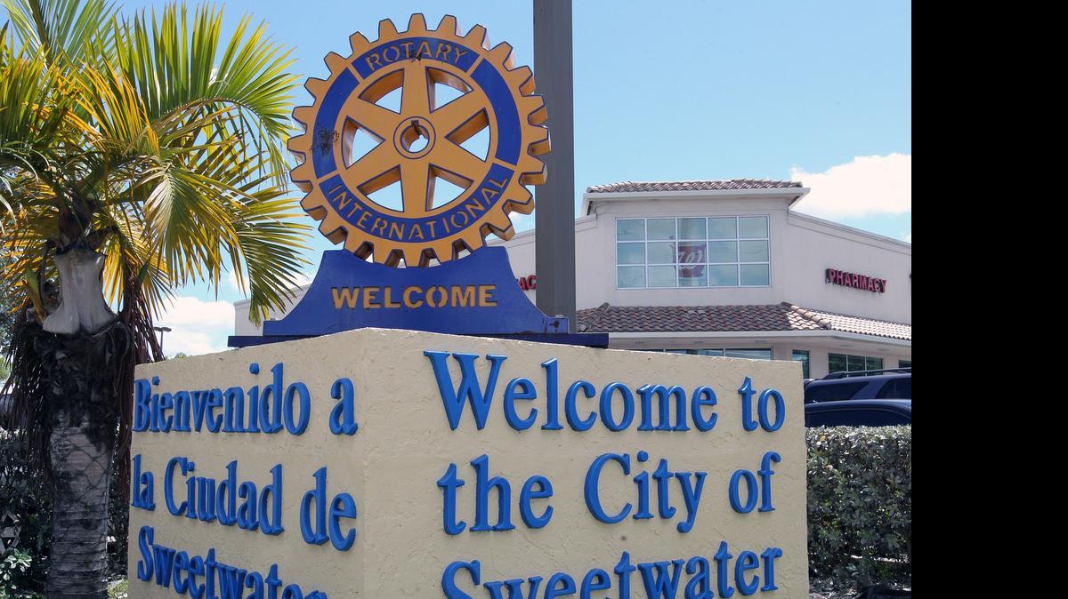 
Letrero anunciando la entrada a la ciudad de Sweetwater, en la 107 avenidad y West Flaguert.

