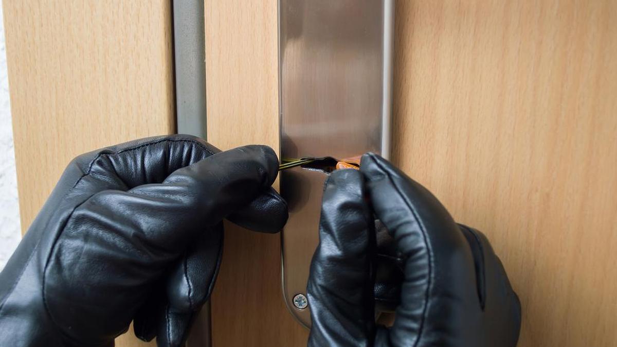 La policía de Miami-Dade está buscando a un hombre que se metió ilegalmente a una vivienda al noroeste del condado.