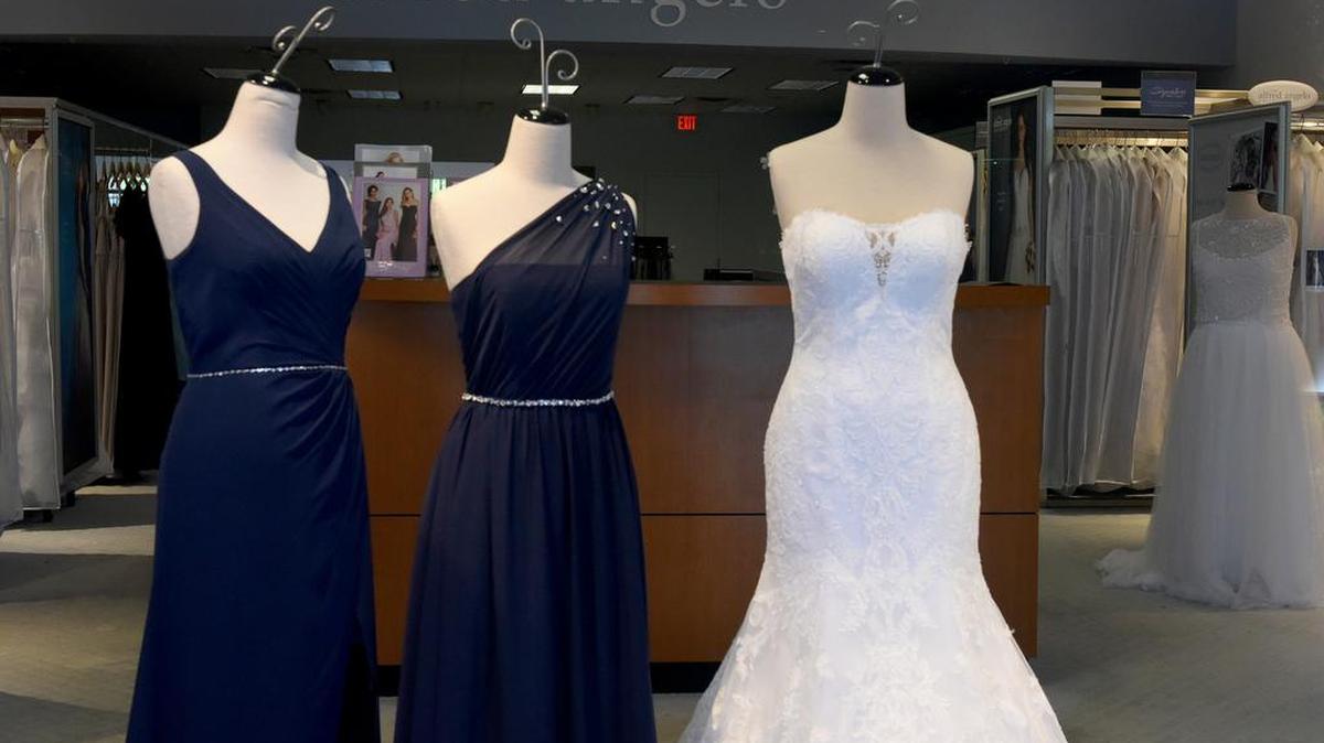 Una tienda cerrada de Alfred Angelo Bridal en 13895 West Sunrise Blvd en Sunrise, Florida, el lunes 17 de julio de 2017 después de que el negocio cerrara sus puertas.