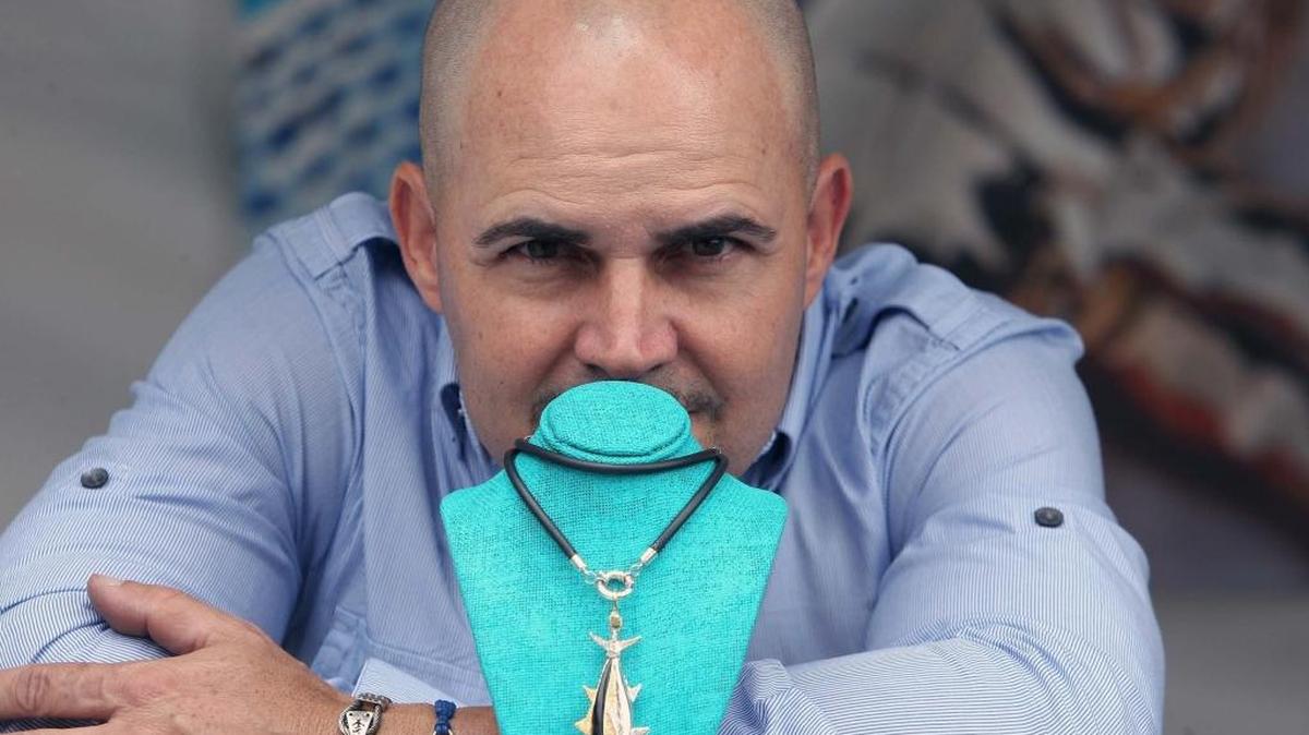 El orfebre Víctor Fragoso con una de sus últimas creaciones titulada 'BlackFin Tuna.'
