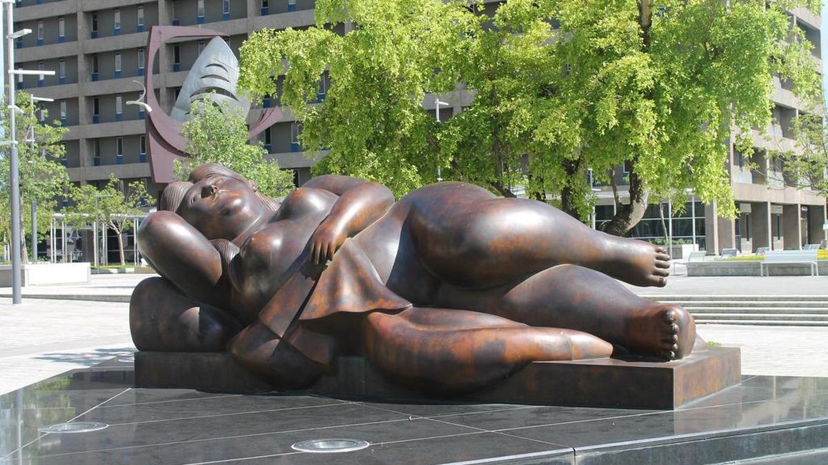 Una escultura de Fernando Botero (no es la que se llevará a subasta) adorna un paseo de Brickell.