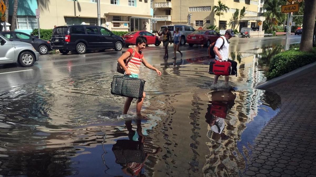 Oakley y Casey Jones, de Idaho Falls, caminan por las calles inundadas de Miami Beach en camino a su hotel en la avenida Collins, de Miami Beach, en septiembre del 2015.